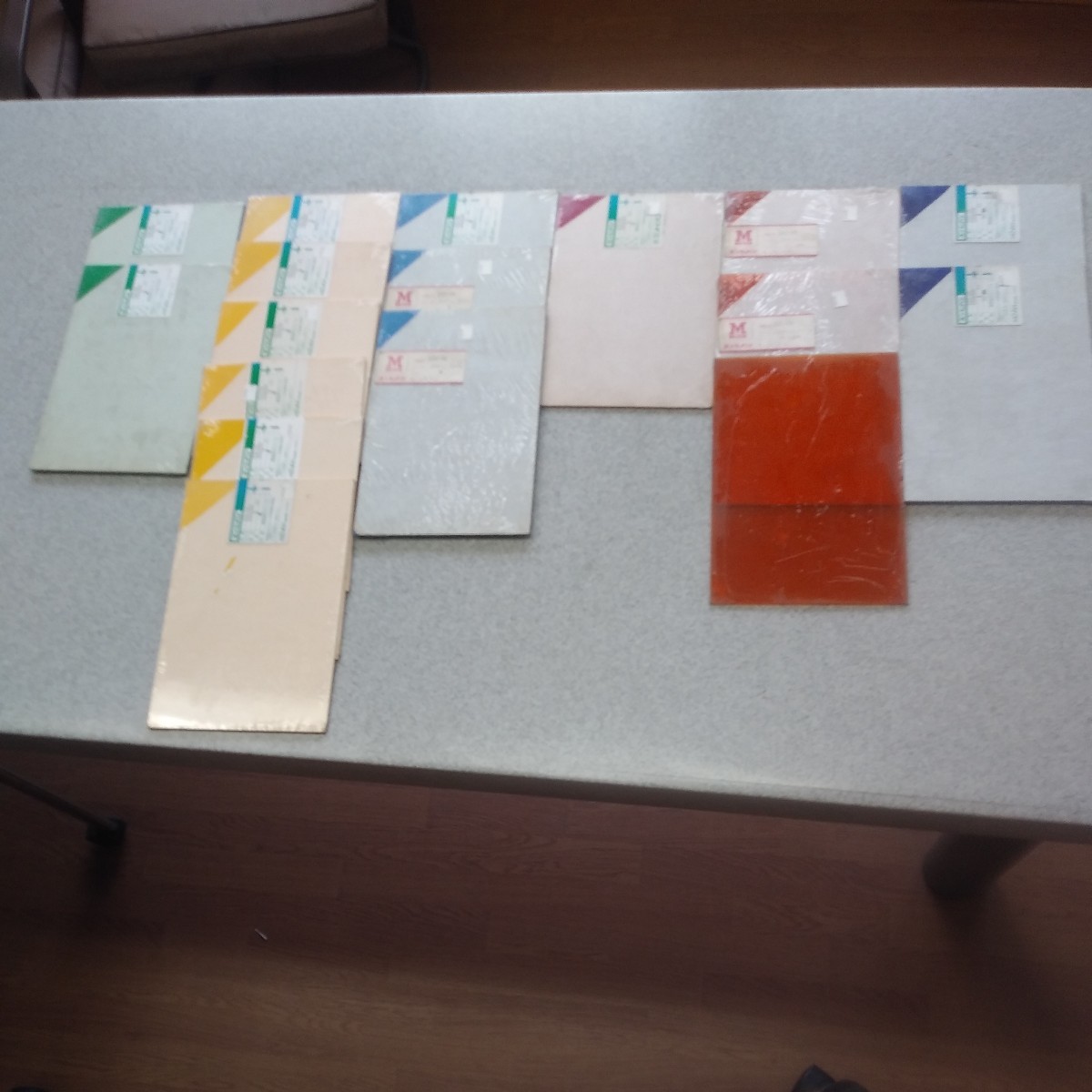 〈未使用〉塩ビ板 3ミリ厚 200 ×300ミリ 〈長期保管品〉まとめて〈3mm厚〉〈オレンジ透明、ブルー透明、緑、黄、青、赤〉〈全17枚〉の画像1