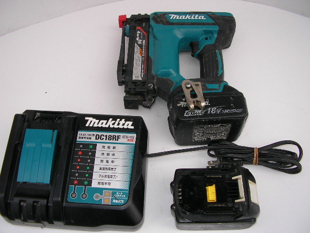 ☆マキタ ST421D 充電式 タッカ バッテリ2個・充電器付属 www