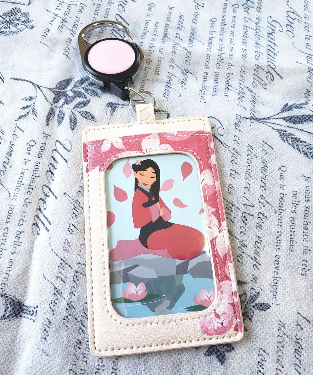 日本未発売　ムーラン　リール付きカード入れ　ラウンジフライ　海外ディズニー　Mulan　ディズニー