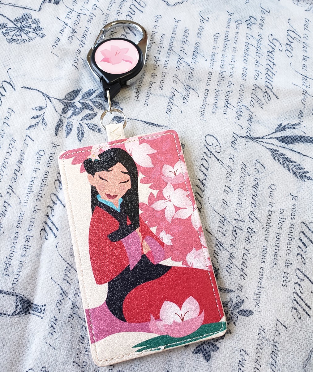 日本未発売　ムーラン　リール付きカード入れ　ラウンジフライ　海外ディズニー　Mulan　ディズニー