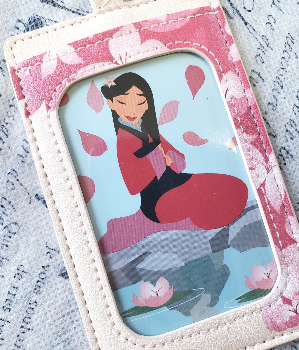 日本未発売　ムーラン　リール付きカード入れ　ラウンジフライ　海外ディズニー　Mulan　ディズニー