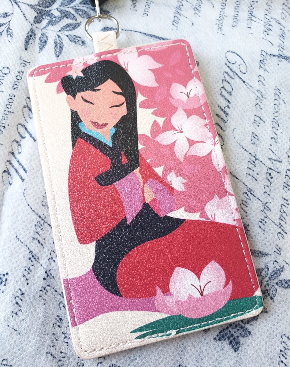 日本未発売　ムーラン　リール付きカード入れ　ラウンジフライ　海外ディズニー　Mulan　ディズニー