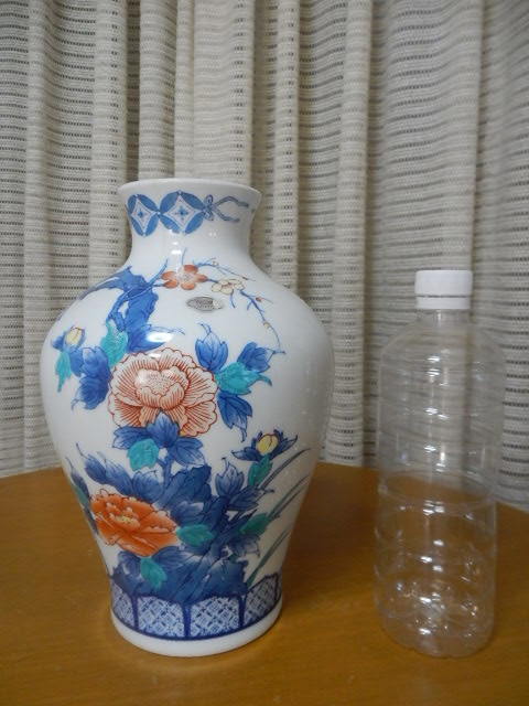 有田焼 陶器 花瓶 壺 25cm モダン オブジェ 置物 コレクション 工芸品 花柄 模様 レトロ コレクター 兼用 骨董 訳有 ヒビが入っています_500mlペットボトルを置いています
