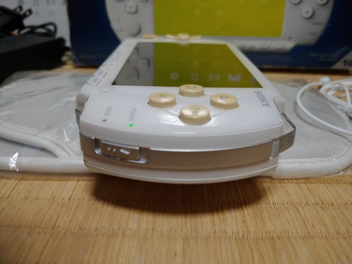 日本版 PSP 1000 Ceramic White Giga Pack + 海外版 Killzone