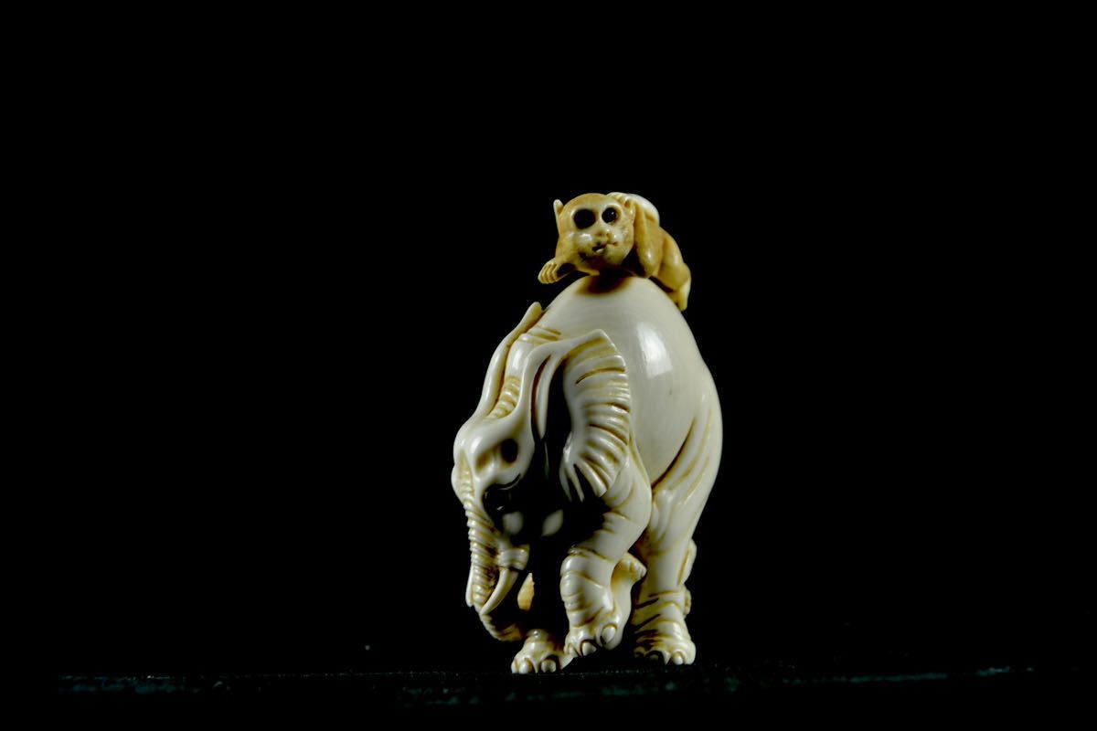 【絶品】象の親子と猿 根付 Netsuke 精密 彫刻 超絶技巧 彫塑 提げもの 提物 形彫 ゾウ サル 古美術 古玩 牙