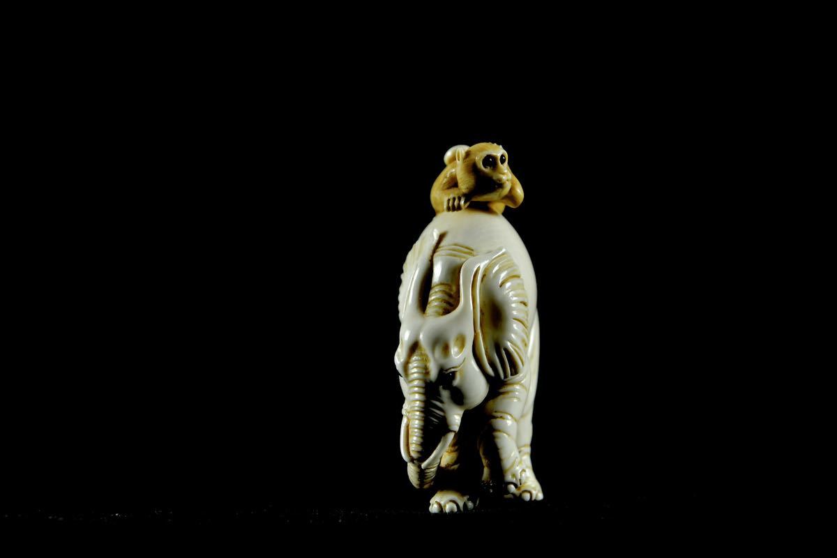 【絶品】象の親子と猿 根付 Netsuke 精密 彫刻 超絶技巧 彫塑 提げもの 提物 形彫 ゾウ サル 古美術 古玩 牙