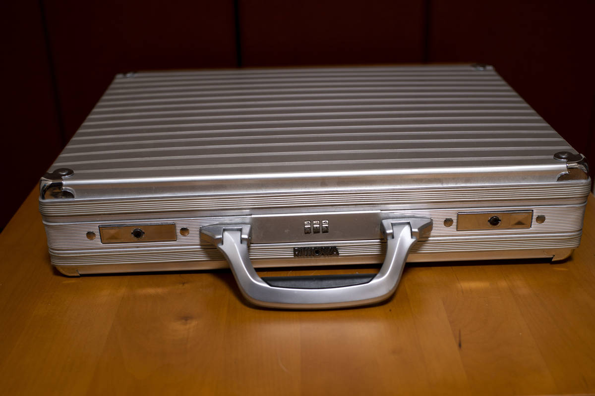 売り切り!>RIMOWA リモア アタッシュケース!レア 大きなダメージ