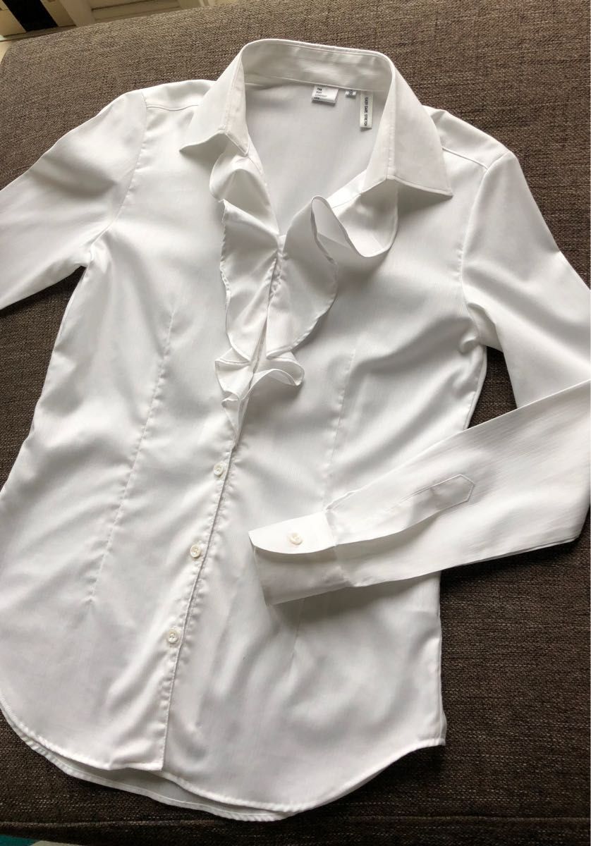 美品！スーツカンパニー　白　フリルシャツ　入学式　卒業式　ビジネス 長袖 白シャツ ブラウス