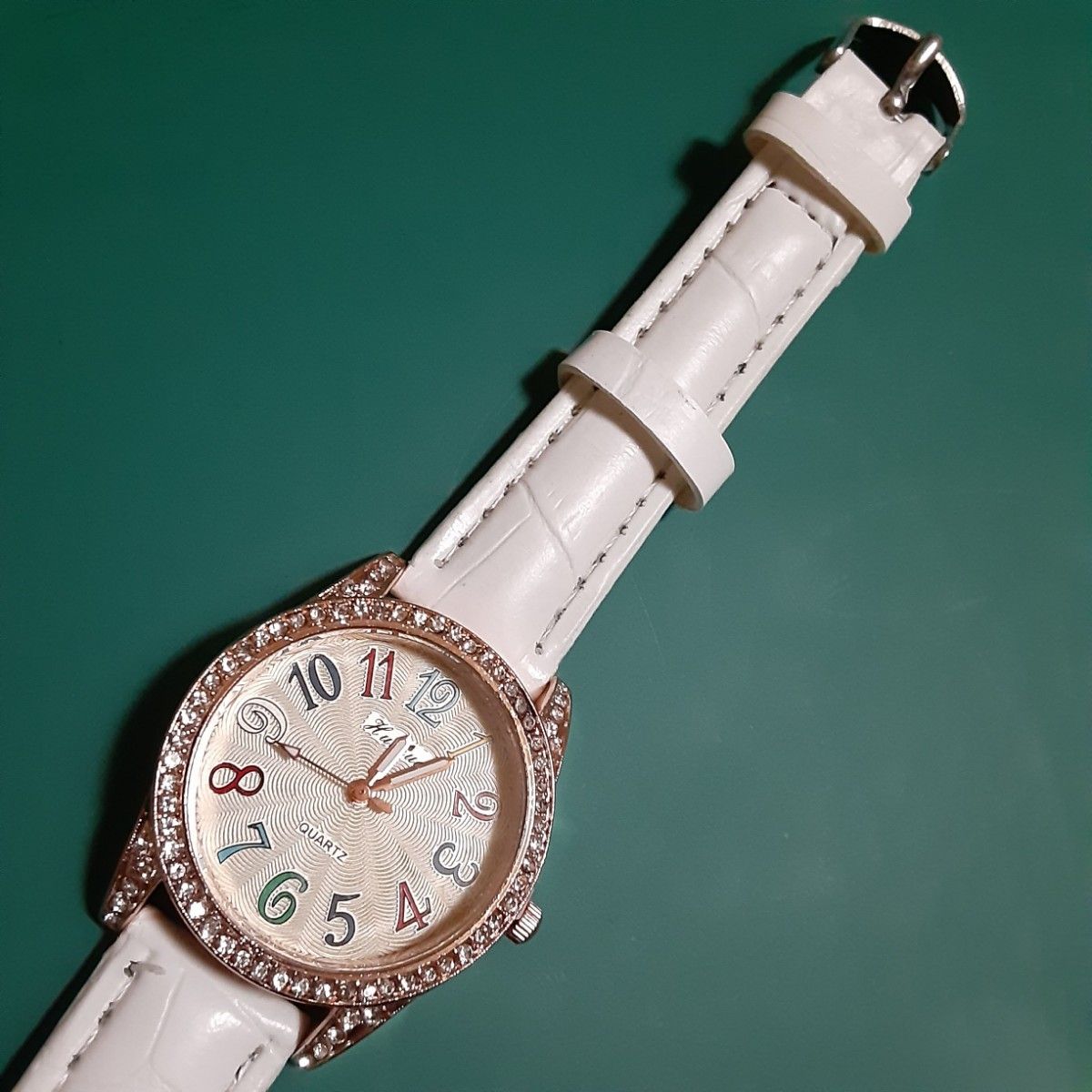 レディース腕時計　白　ＰＵレザー　シンプル★レインボー文字　女性　電池式