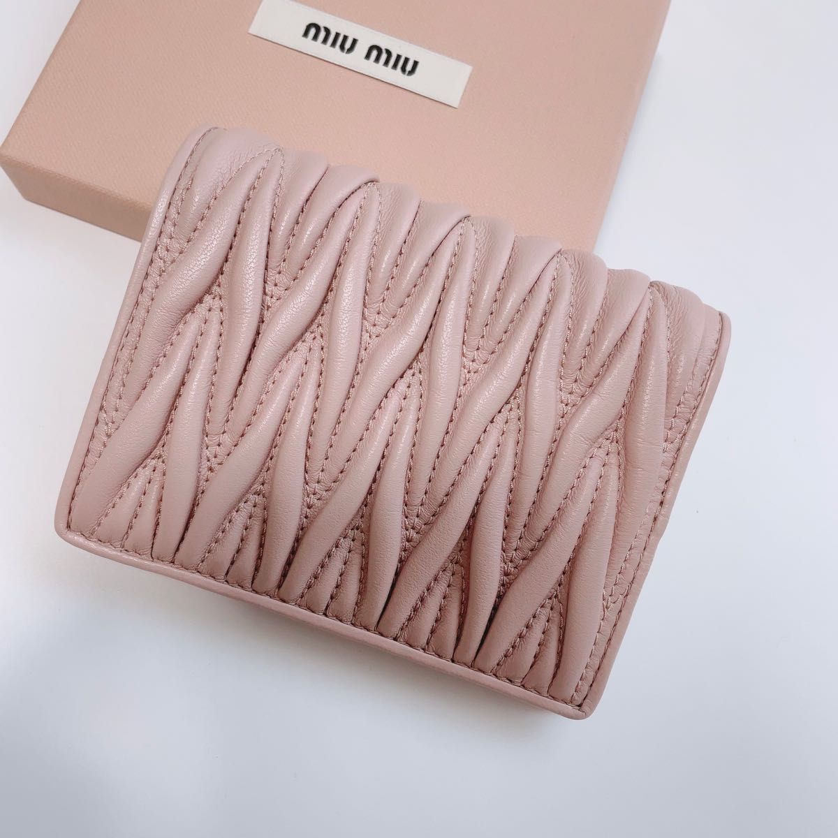 新品》miumiu マテラッセ 二つ折り ミニ財布 コンパクト ピンク