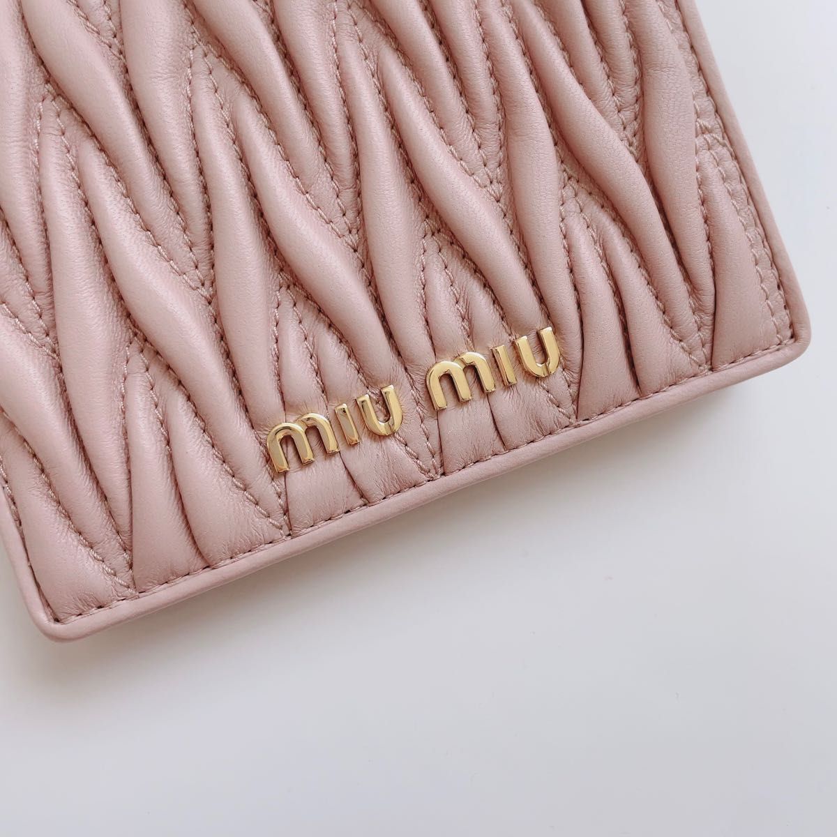 新品》miumiu マテラッセ 二つ折り ミニ財布 コンパクト ピンク