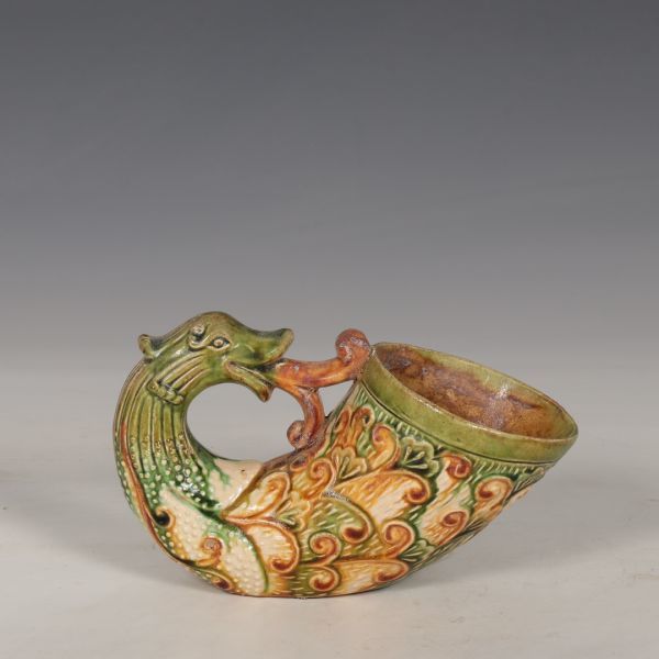 唐 鞏県窯 陶磁器 三彩孔雀牛角杯染付 置物 擺件 古賞物 中国古美術