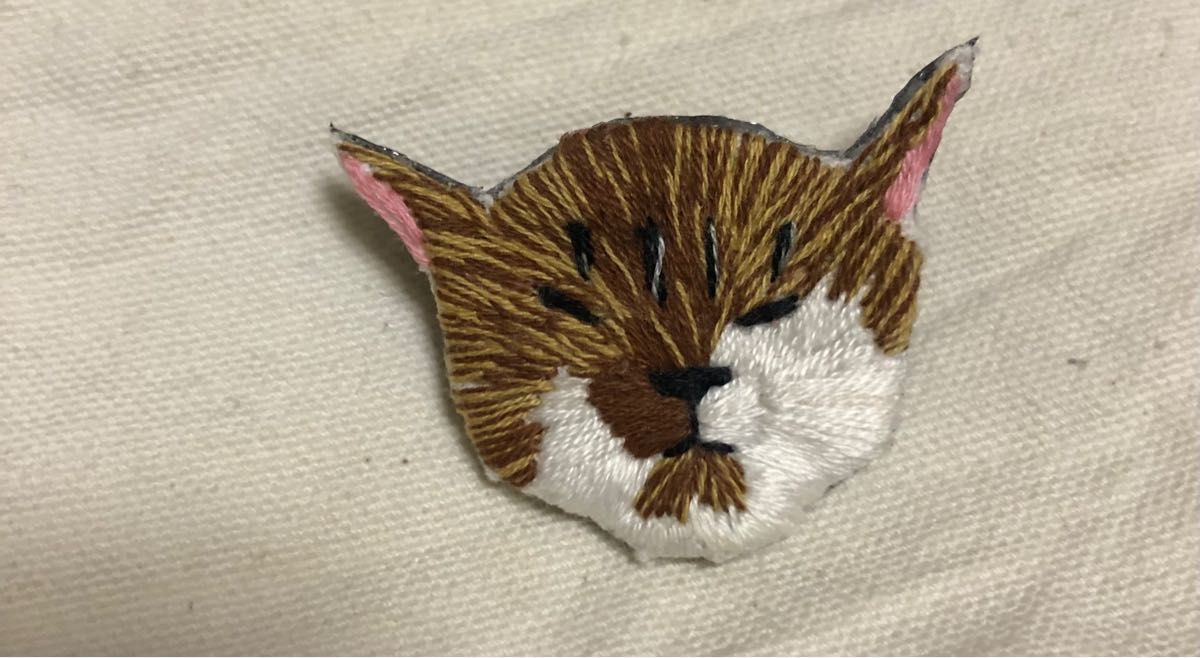 ハンドメイド　刺繍 ブローチ　猫