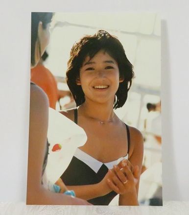  rare!! that time thing [ Okada Yukiko san ]1985 year life photograph E stamp photograph of a star idol Monotone white black swimsuit 1 sheets present condition goods ⑧