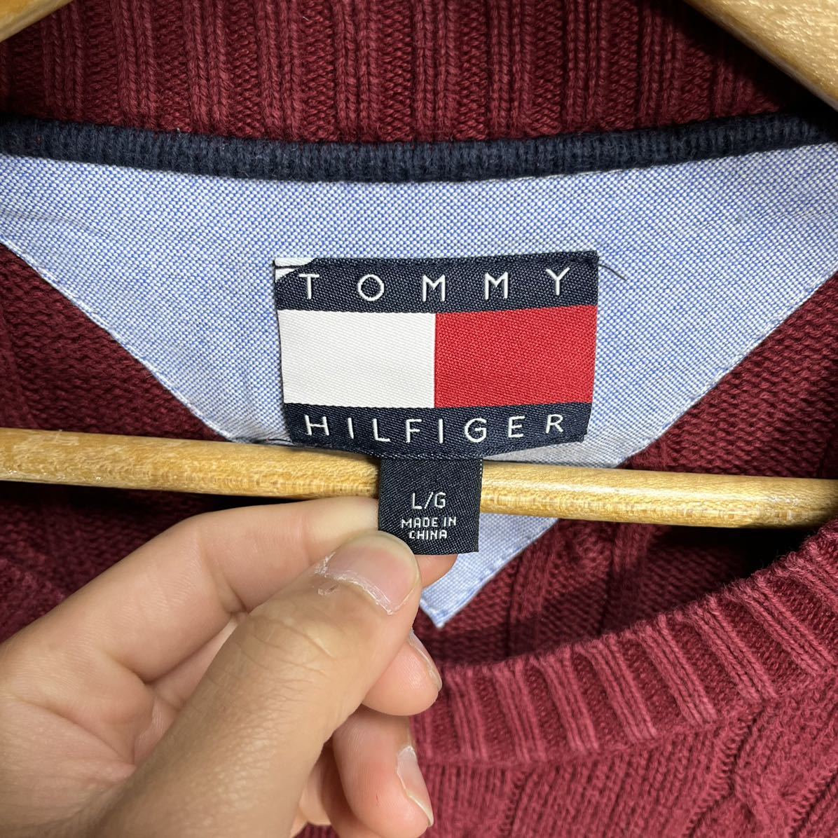 ■ ビンテージ TOMMY HILFIGER トミーヒルフィガー ワンポイント 刺繍ロゴ コットン ケーブル ニット セーター サイズL ワインレッド ■_画像5