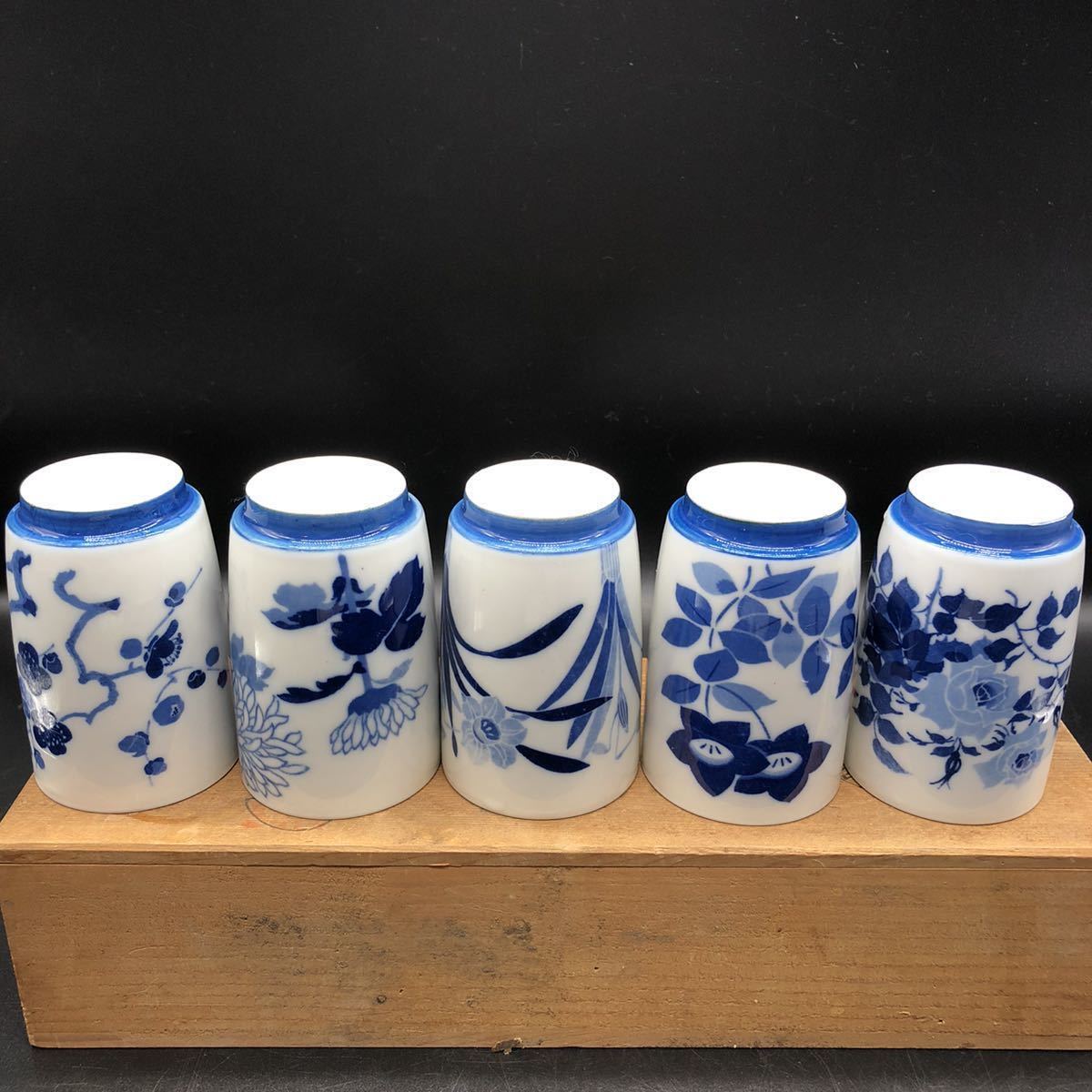 未使用　湯呑み5客　花文様　松泉造　絵変　茶道具　茶器　湯飲み　共箱　陶磁器　染付　P10_画像2