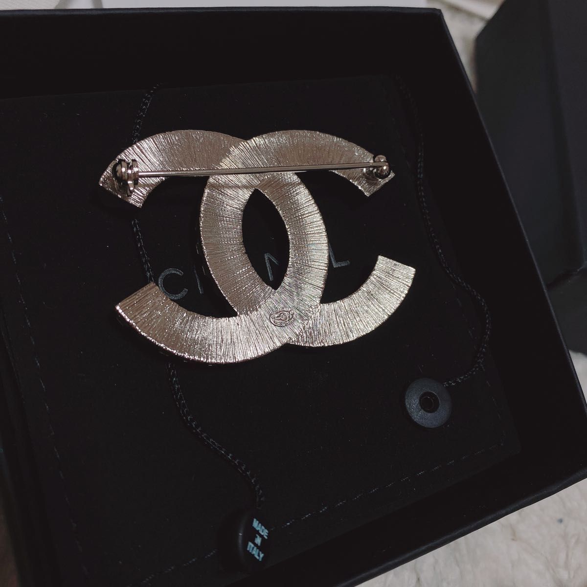 CHANEL メタル & ストラス シルバー、グリーン & クリスタル ブローチ