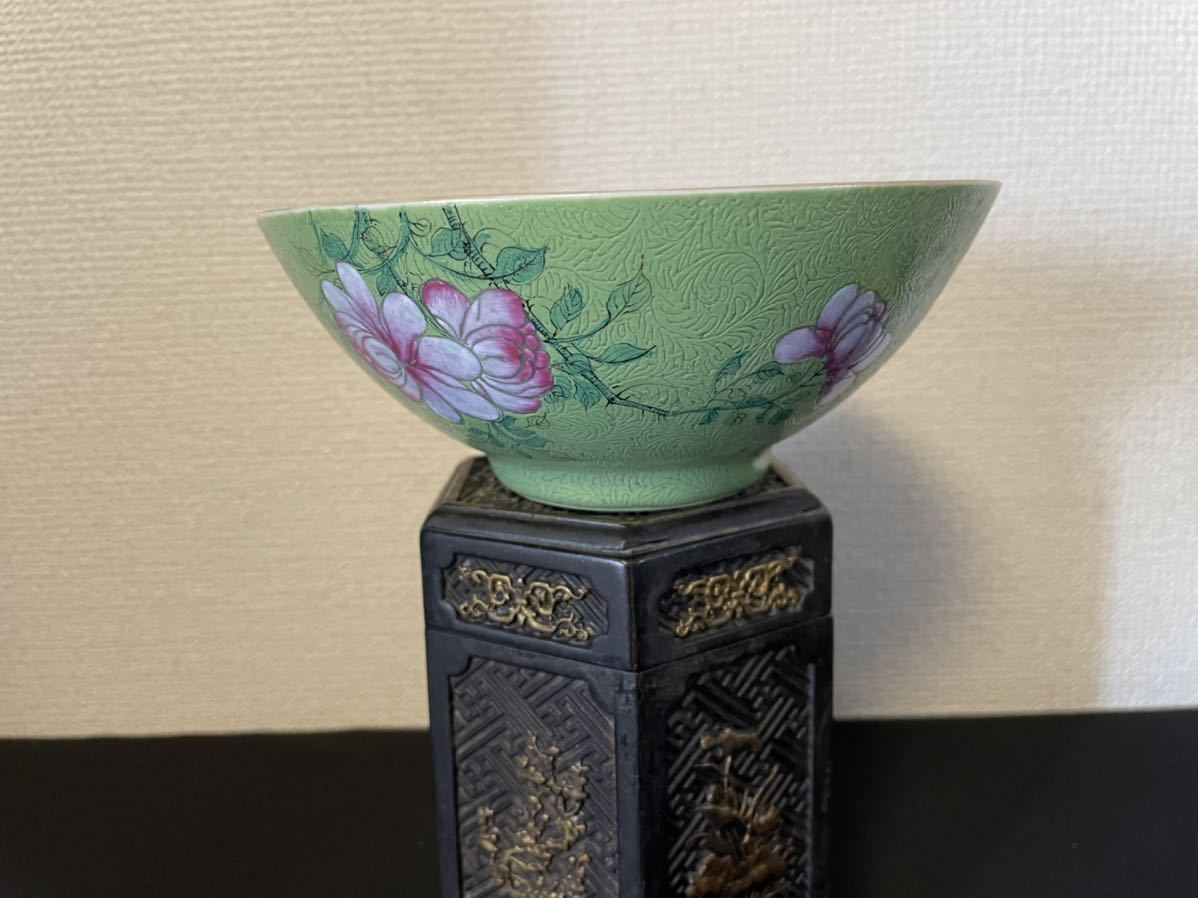 中国美術品 古玩 大清乾隆年製在銘　青地花紋　軋道粉彩　椀　希少美品　染付古美術 道具　希少品　_画像5