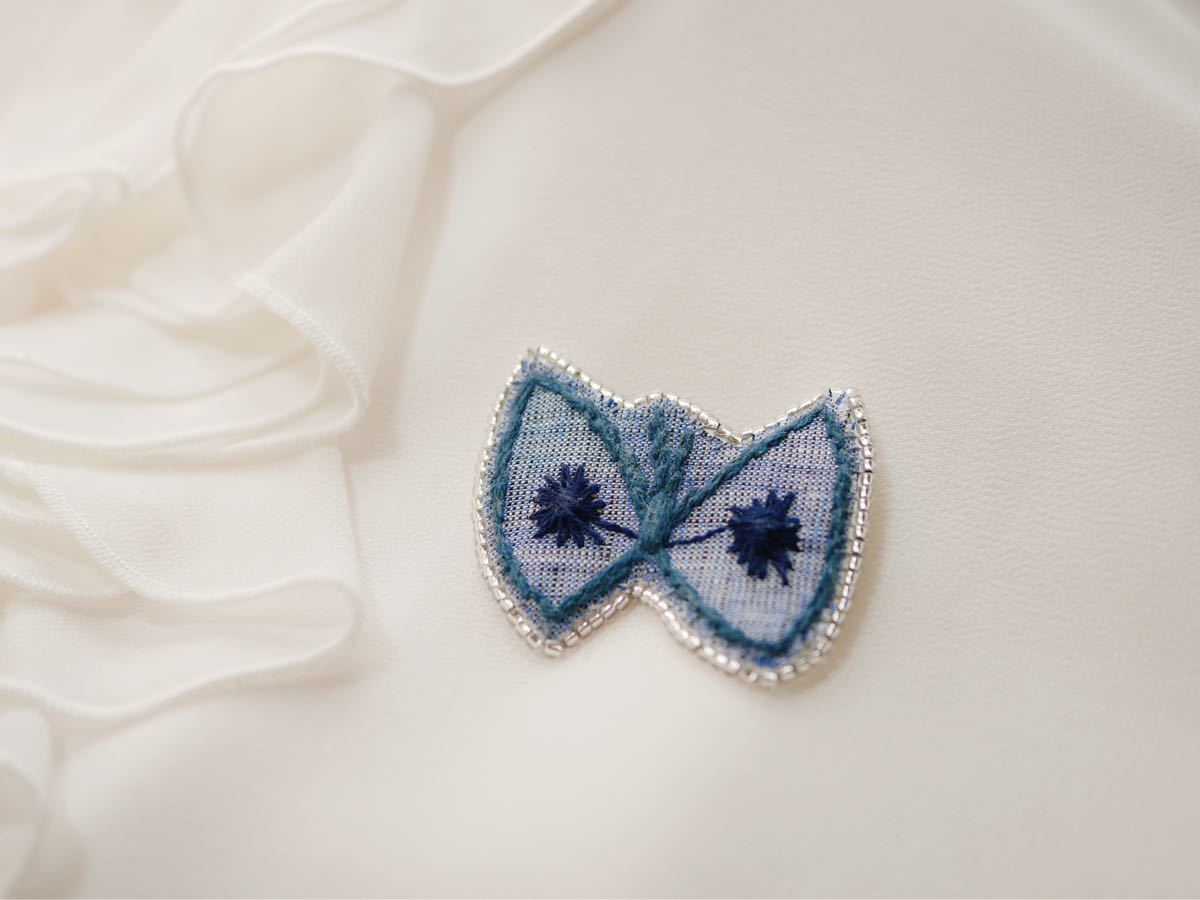 ミナペルホネン 蝶 紺色 ブローチ ハンドメイド ♪ビーズ刺繍 ピンmina