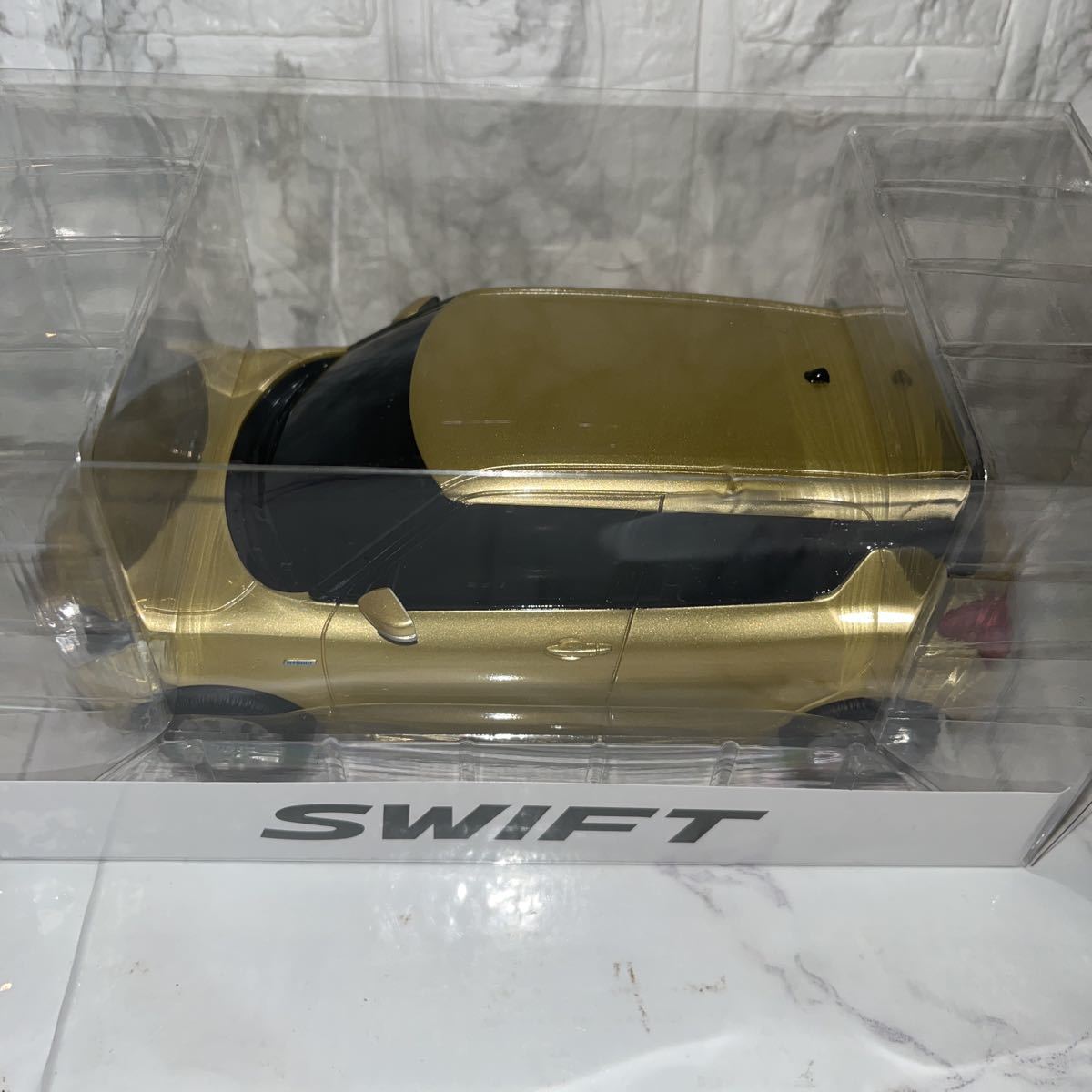 1/18 スズキ 新型　スイフト ハイブリッド SUZUKI SWIFT 非売品 カラーサンプル ミニカー　ヘリオスゴールドパールメタリック　非売品_画像2