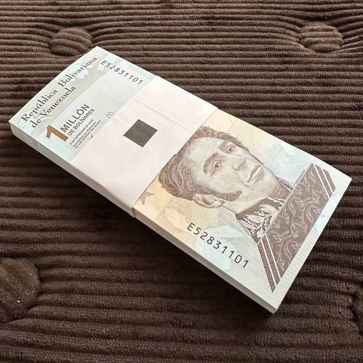 ベネズエラ 100枚 未使用 ピン札 1束 100万ボリバル・ソベラノ 紙幣