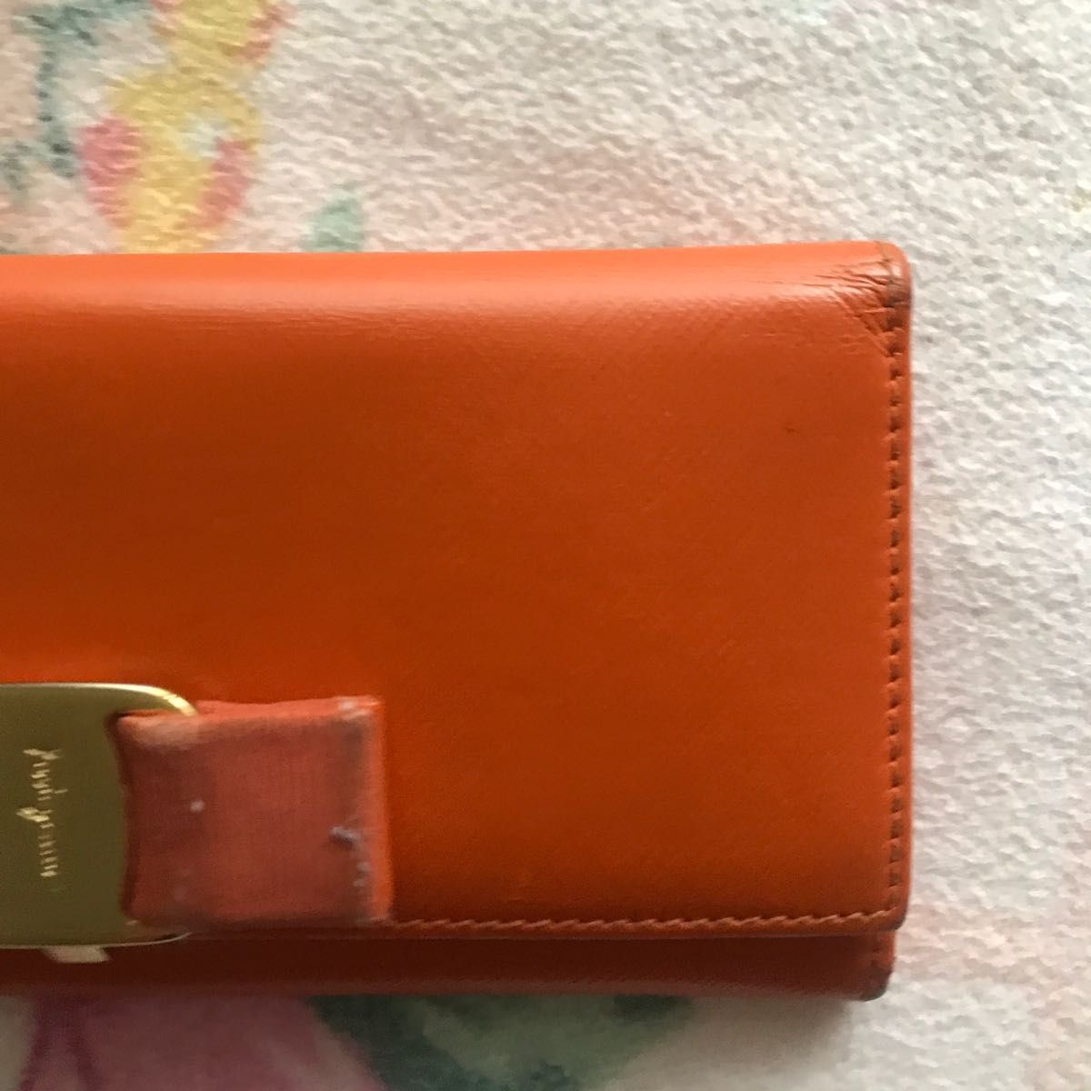 フェラガモ長財布　ーー人気のオレンジです。最終値下げ　写真が全てです