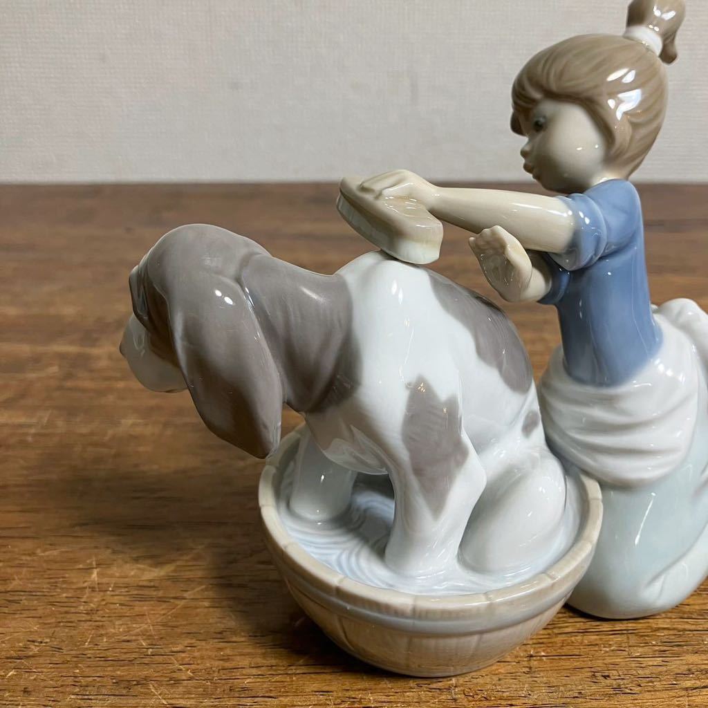 リヤドロ 陶器 人形 LLADRO フィギュリン Bashful Bather 5455 少女 犬 女の子 きれいにしましょうね 置物_画像6