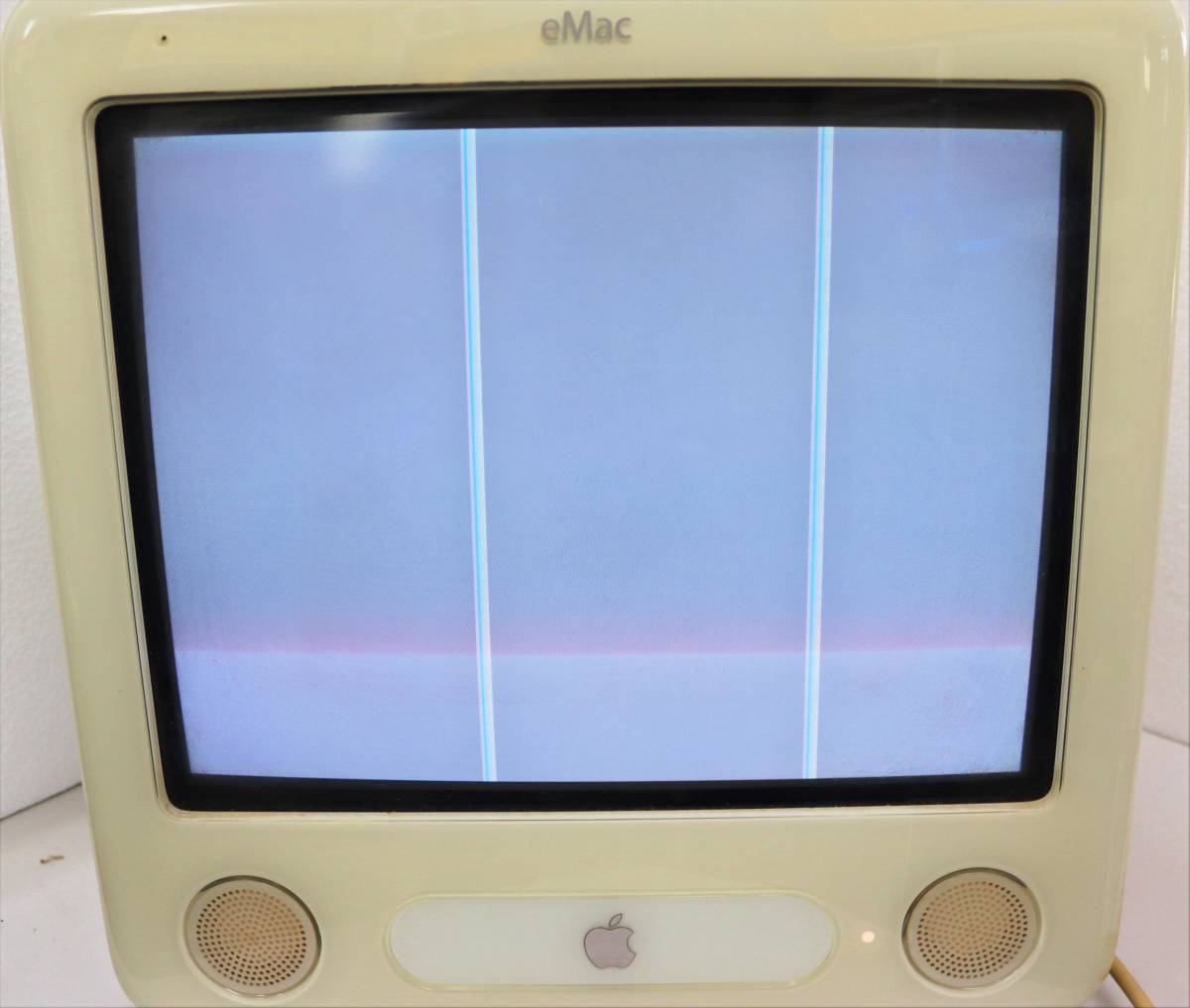 ジャンク　Apple アップル デスクトップ パソコン eMac 通電のみ確認　キーボード　マウス　電源ケーブル _画像2