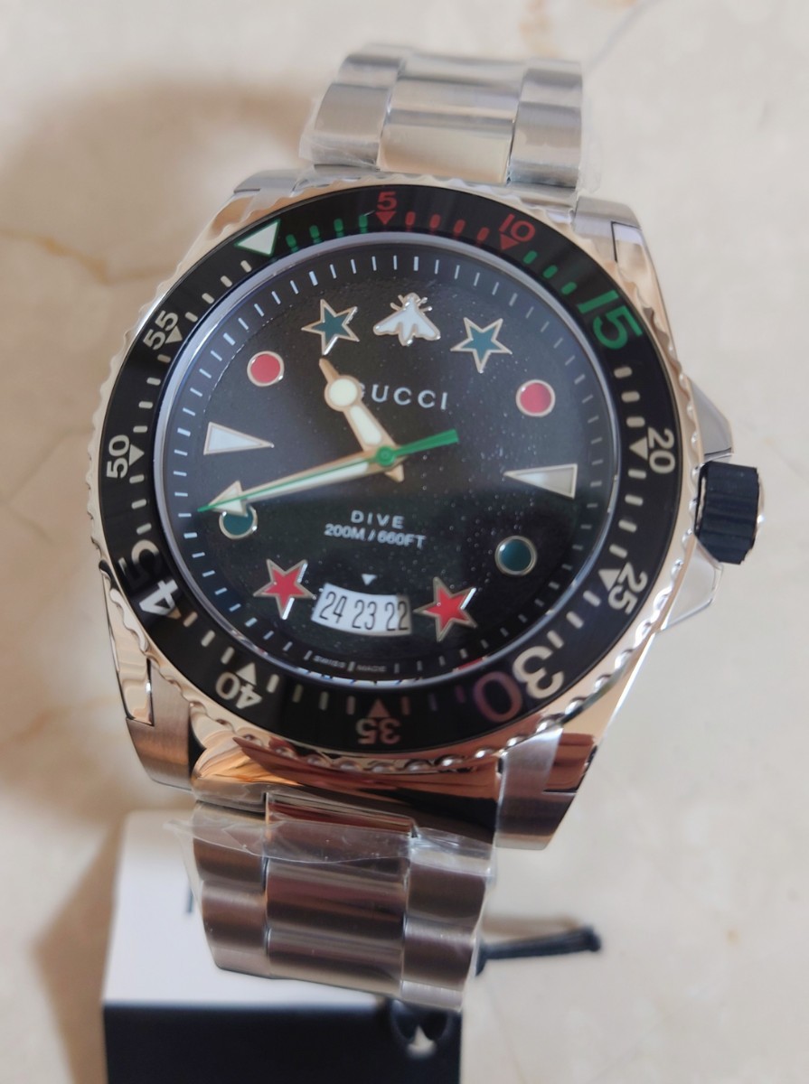 新品未使用　gucci　ブラック　腕時計　YA136221ダイブ　メンズ　Bee ウオッチ　ダイバーズウォッチ