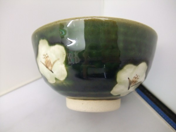 日本製　美濃焼　織部椿　茶碗　小　　味わいのあるデザインです_画像4