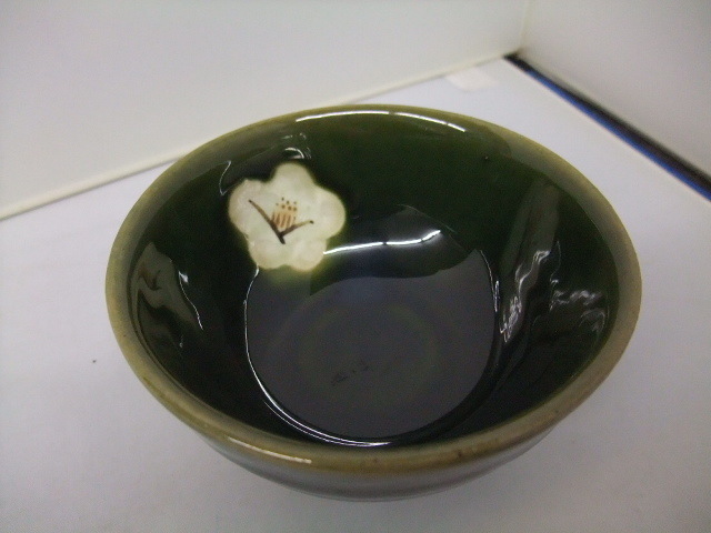 日本製　美濃焼　織部椿　茶碗　小　　味わいのあるデザインです_画像3