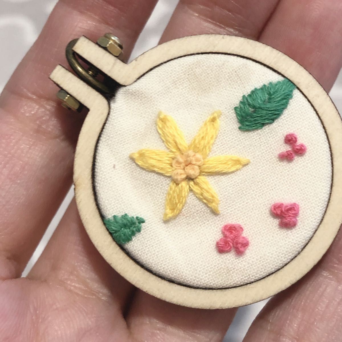 髙橋海人 誕生花 スイセン 黄色 イエロー 刺繍 キーホルダー  ハンドメイド 飾り チャーム