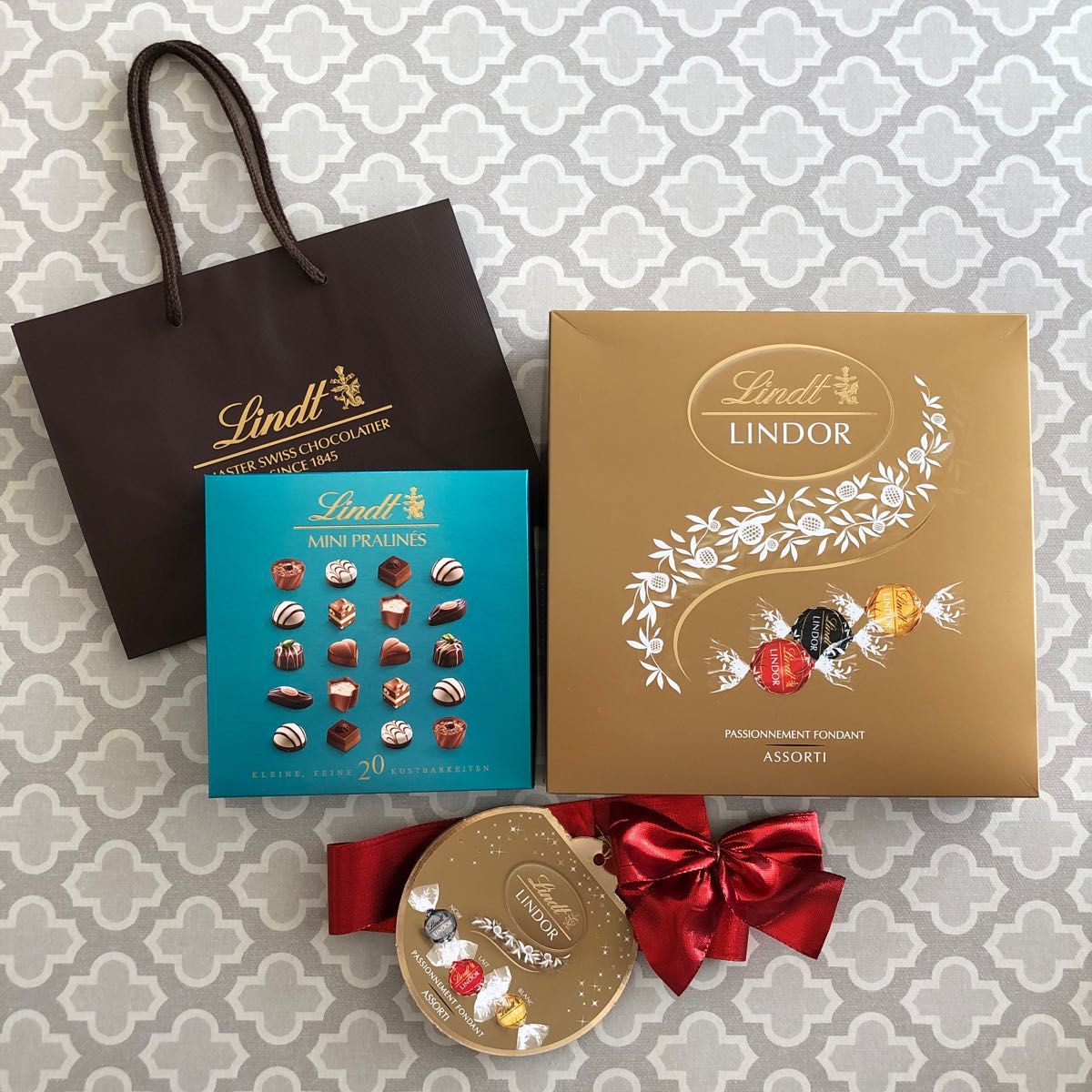 Lindt リンツ チョコレートの袋、箱、リボン Lindor リンツリンドール