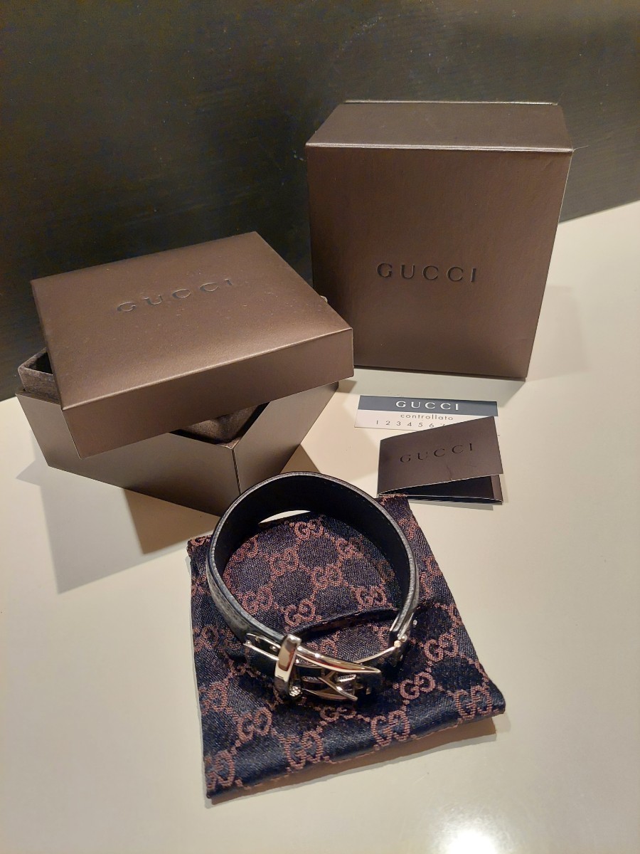 GUCCI レザーブレスレット　グッチ　ベルトモチーフ　バングル　ブレスレット　美品_画像1