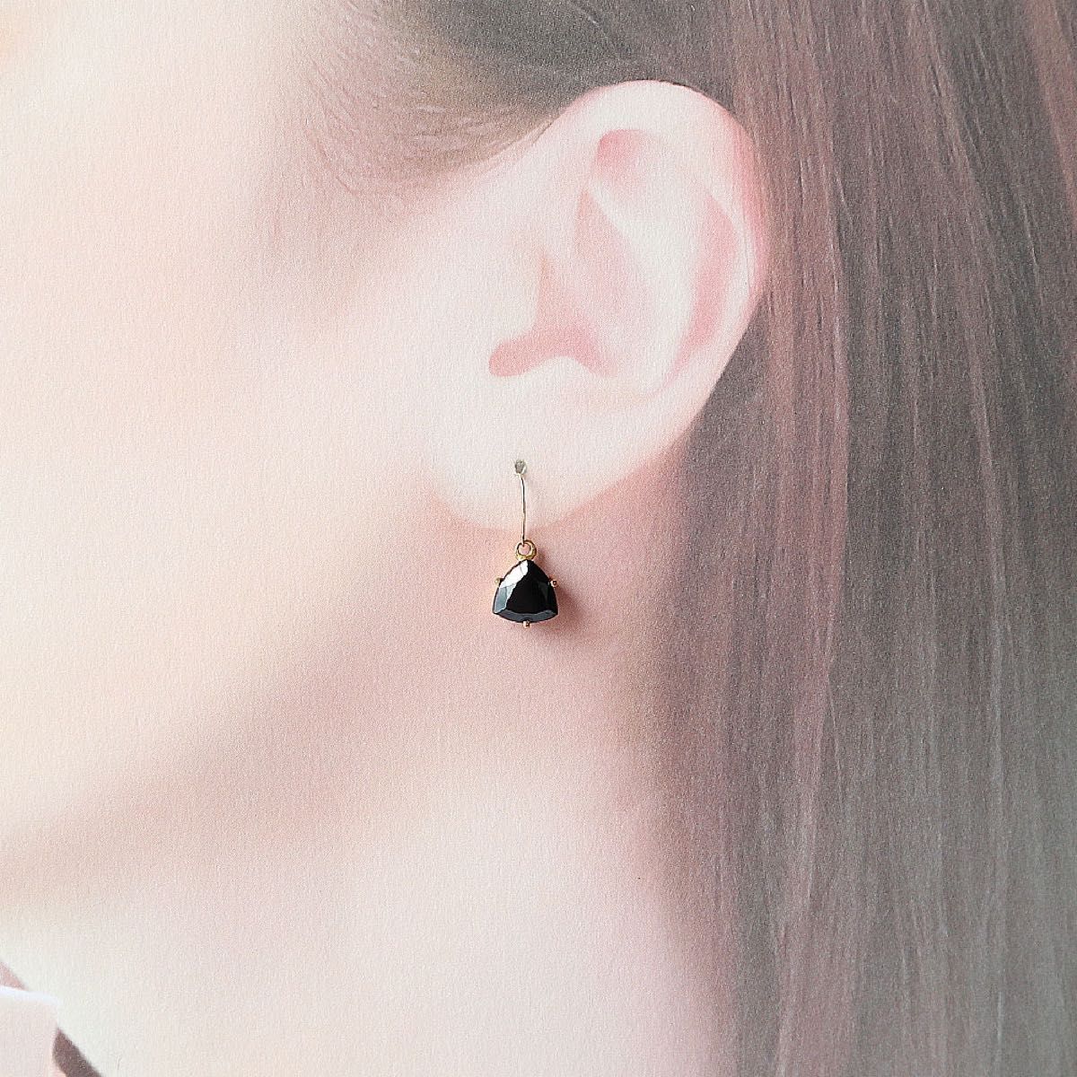 【 k18金】 ブラックスピネル トライアングルファセットカット 約9x8mm  / フック ピアス