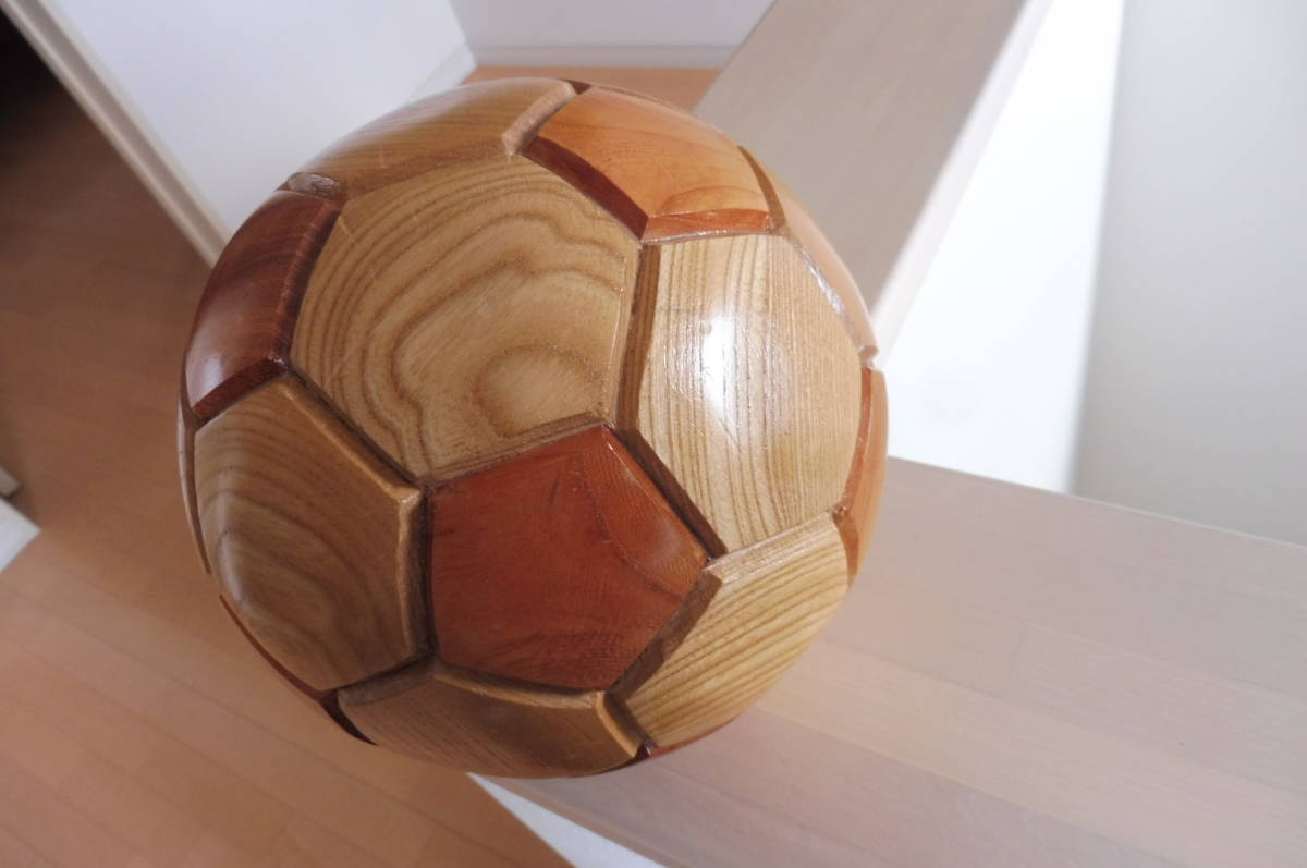 当時物　木製サッカーボール・直径約19ｃｍ　置物　オブジェ　木製　無垢　天然木_画像3