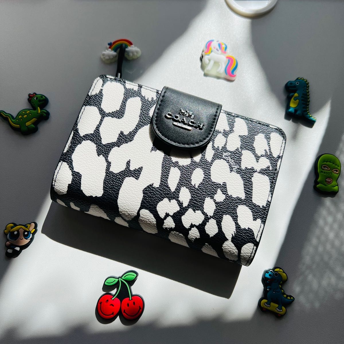 COACH 二つ折り財布おすすめ可愛い人気プレゼント人気デザイン新商品 
