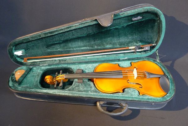 d115 Kanak Brand バイオリン ヴァイオリン 弦楽器 ハードケース付