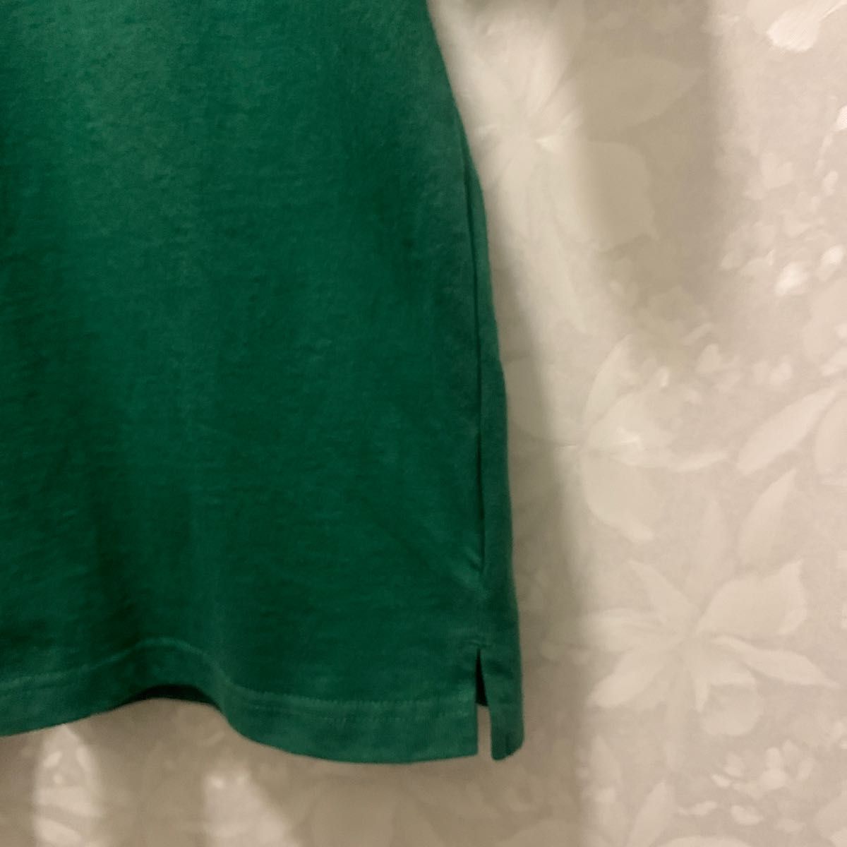 タイムリーワーニング。かわいいTシャツ。バック花柄　刺繍　グリーン色　Mサイズ