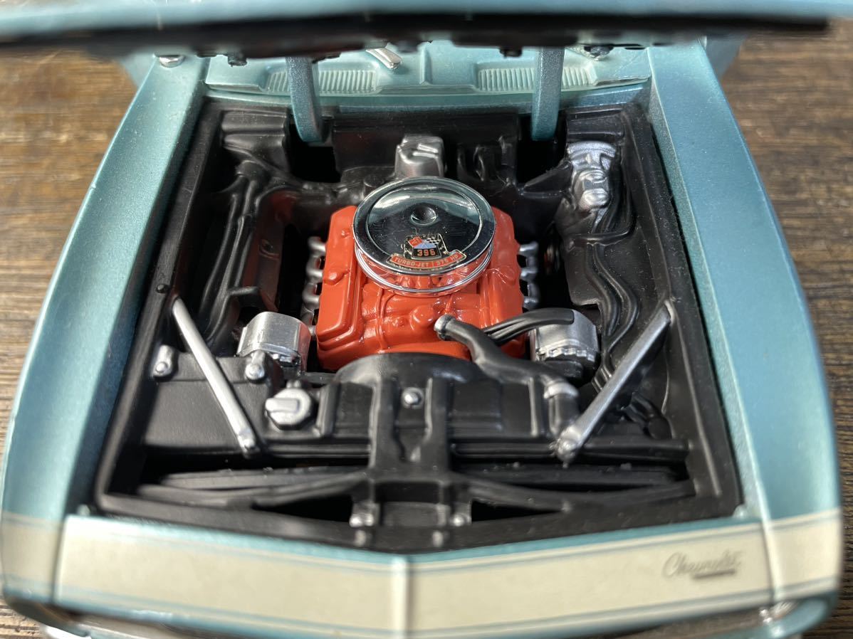 1967年 シボレーカマロ RS/SS 396 CHEVROLET 　CAMARO 1/18 スケール Maisto 水色 ダイキャスト ミニカー_画像7