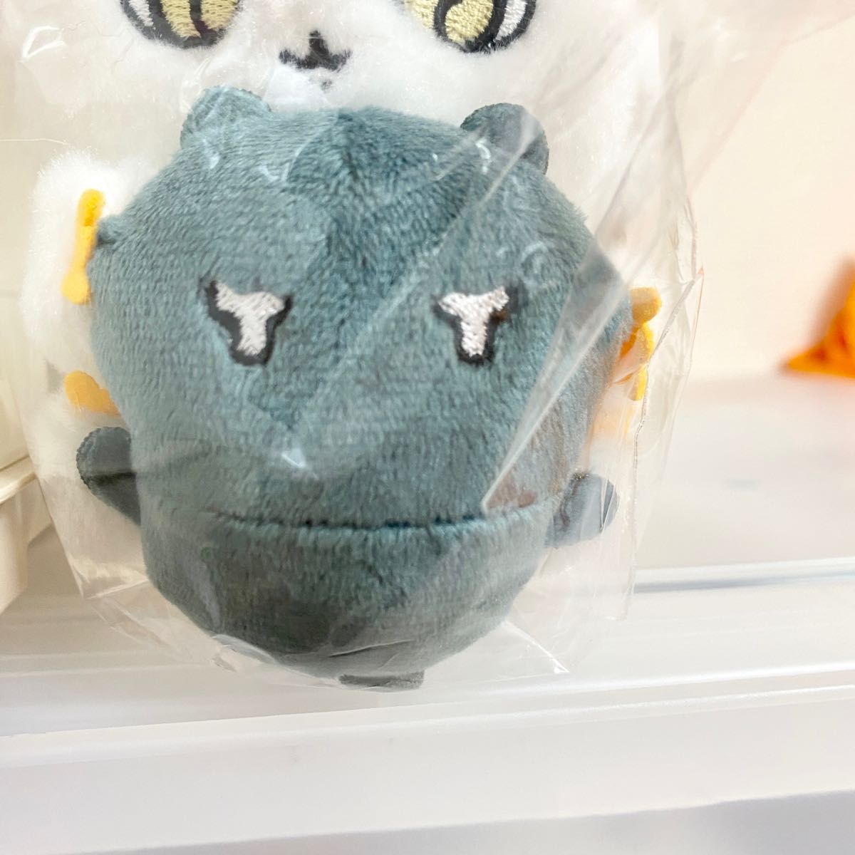 ③ ちいかわ デスクトップから見守るひっかけぬいぐるみ(あのこ ③ ちいかわ デスクトップから見守るひっかけぬいぐるみ(あのこ