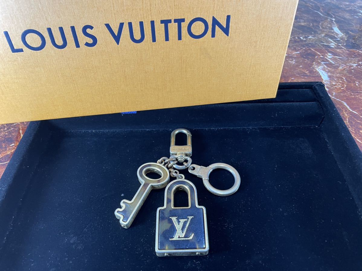  Louis Vuitton key chain bekou