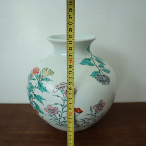 fb50508 有田焼 白磁 色絵 花瓶 万葉 草花 對山窯 共箱 高さ約23cm_画像6