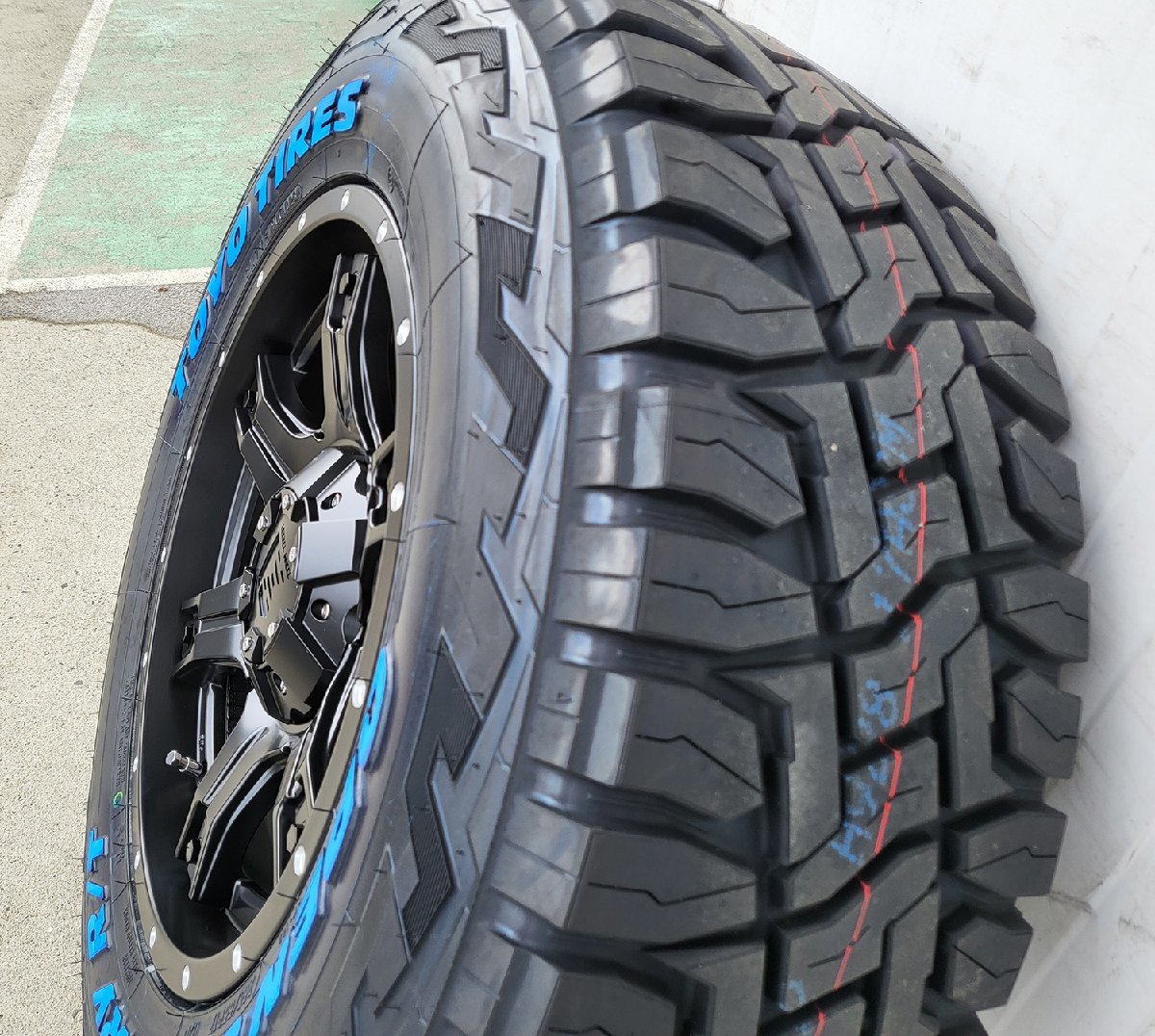 当店オススメセット ハイラックス プラド サーフ FJ オープンカントリーRT ホワイトレター 265/65R17 265/70R17 285/70R17 LEXXEL OutLaw_画像2