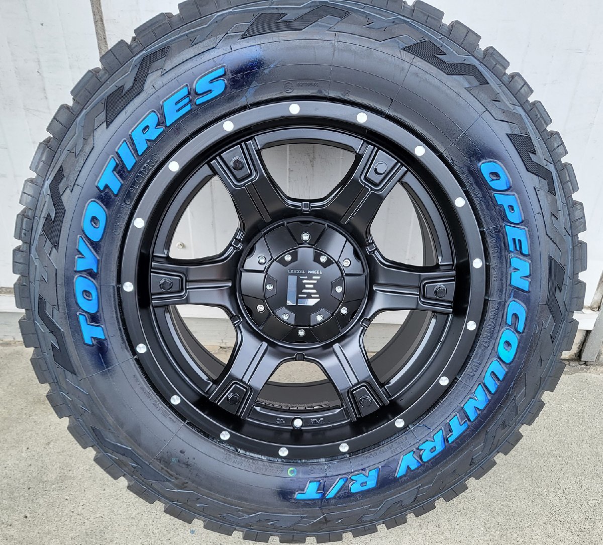 ハイラックス プラド サーフ FJ 当店オススメセット オープンカントリーRT ホワイトレター 265/65R17 265/70R17 285/70R17 LEXXEL OutLaw_画像1