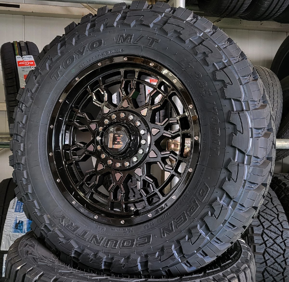 Jeep ラングラーJK JL タイヤ ホイール4本セット トーヨーオープンカントリーMT 265/70R17 LEXXEL PreDator 17インチ_画像6