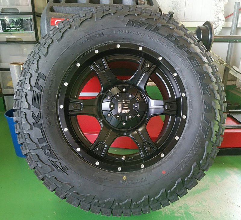 サーフ FJクルーザー プラド ハイラックス タイヤホイール 17インチ OutLaw FALKEN WILDPEAK A/T3W 265/65R17 265/70R17 新品4本セット