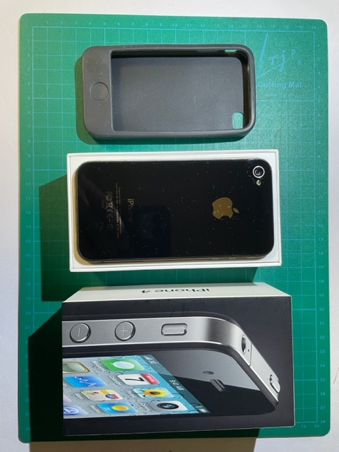 中古iPhone4(初期化済み)セット 専用化粧箱・専用ライトニングケーブル・本体保護カバー(ゴム製)付き