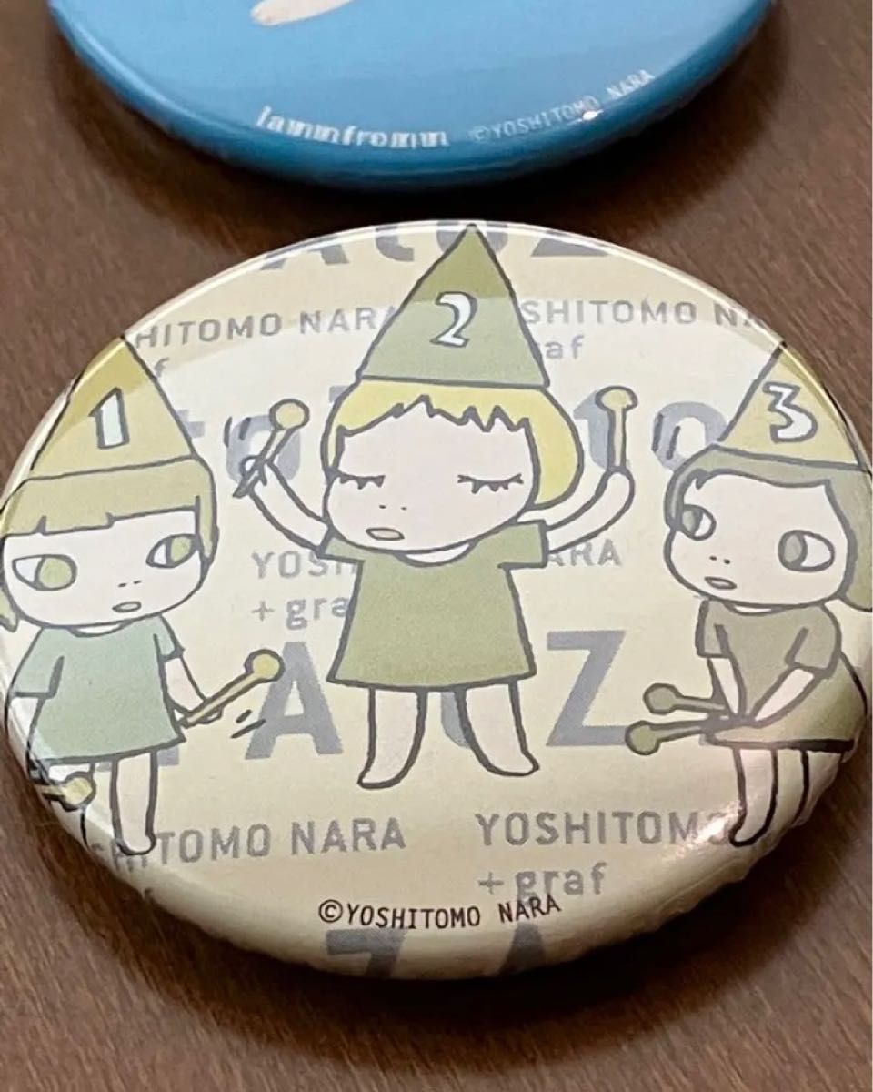 奈良美智 缶バッジ 2個 セット A to Z 三人の女の子 & Pup King 奈良美智 缶バッジ 2個 セット A to Z 三人の女の子 & Pup King