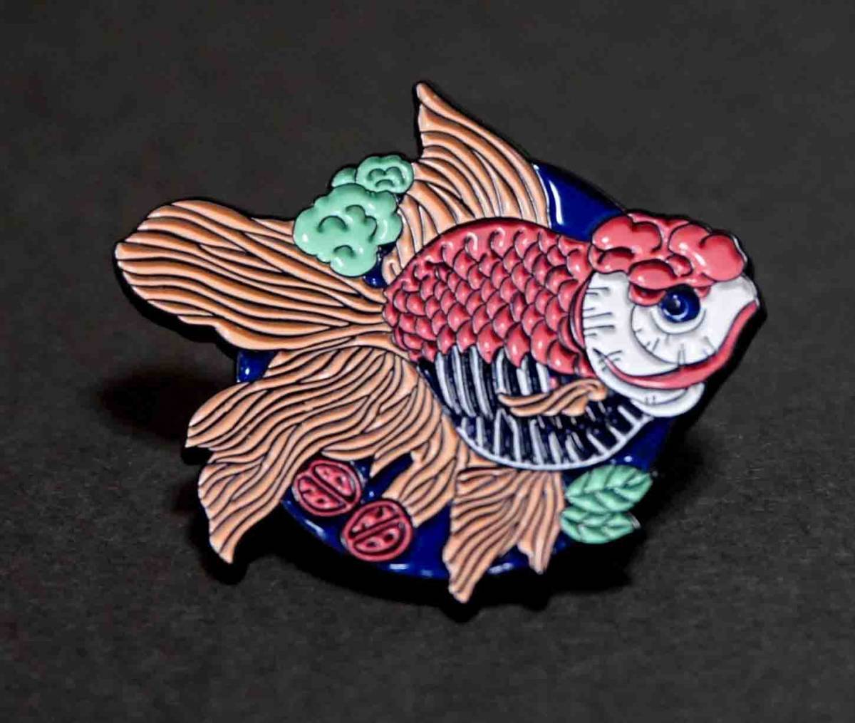  ■『彩色芸術金魚』■新品 カラフルな魚 アート　フィッシュ ■ピンバッジ バッチ■おしゃれ ファッション_画像1